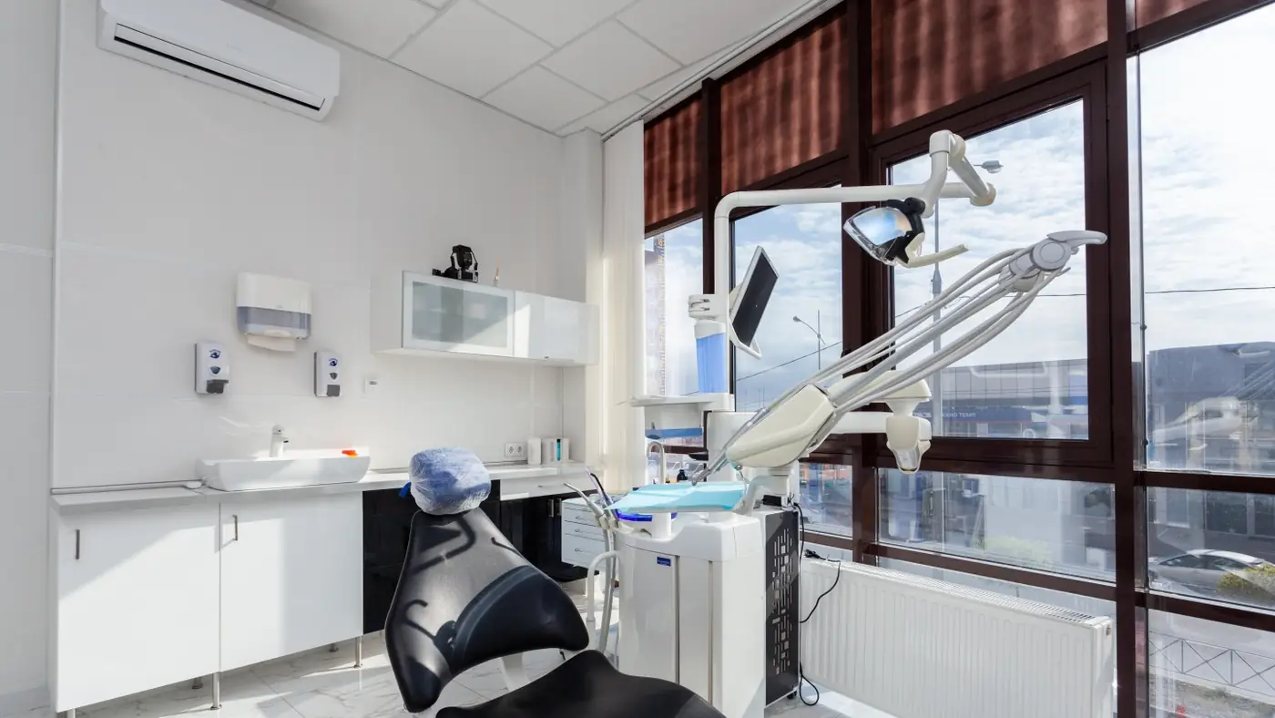 Стоматологический кабинет с креслом и панорамными окнами в клинике 32 Clinic