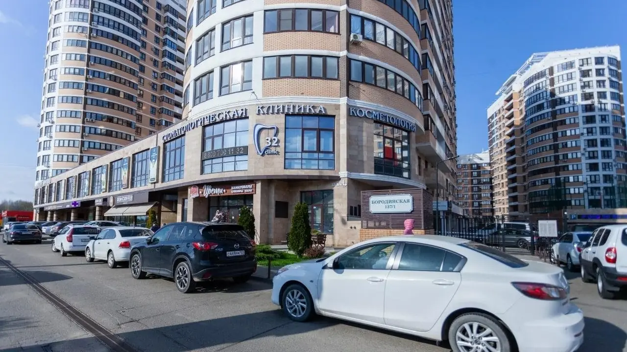 Фасад здания со стоматологической клиникой 32 Clinic на Бородинской улице